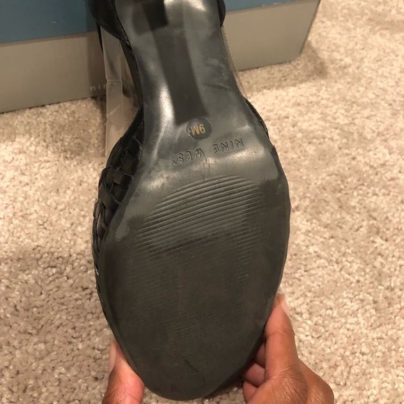 Black leather pump with cut outs and ankle strap - Picture 6 of 7